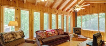 Near Hiking! Couple's Retreat w/ Hot Tub in Marion