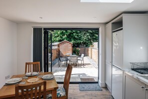 House | 3 bedrooms - Apple Blossom - From 125 Per Night (Henley-on-Thames)