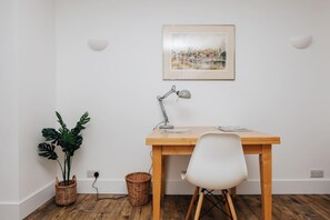 House | 3 bedrooms - Apple Blossom - From 125 Per Night (Henley-on-Thames)
