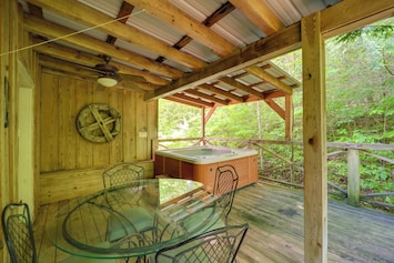 Marion Vacation Rental | 2BR | 1.5BA | Stairs Required | 893 Sq Ft