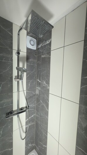 Haartrockner, Handtücher, Seife, Toilettenpapier