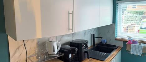 Micro-ondes, plaque de cuisson, cafetiĂšre/bouilloire, grille-pain