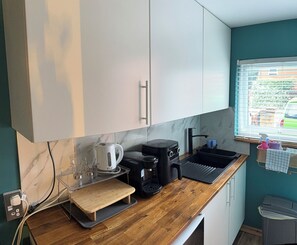 Mikroaaltouuni, liesi, kahvin-/teenkeitin, leivänpaahdin