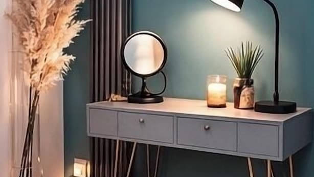 A bedroom with a bed, a bedside table with a lamp, a mirror, and a plant. - Cambridge Garden Studio                  Private Entrance & Free Parking (Cambridge)