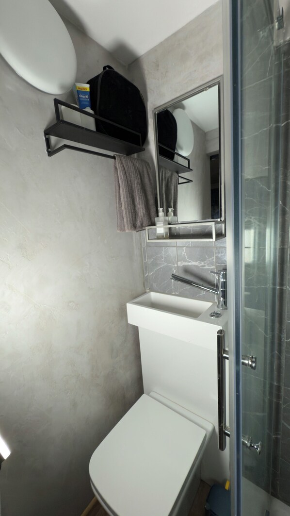 Hårføner, håndklær, såpe og toalettpapir