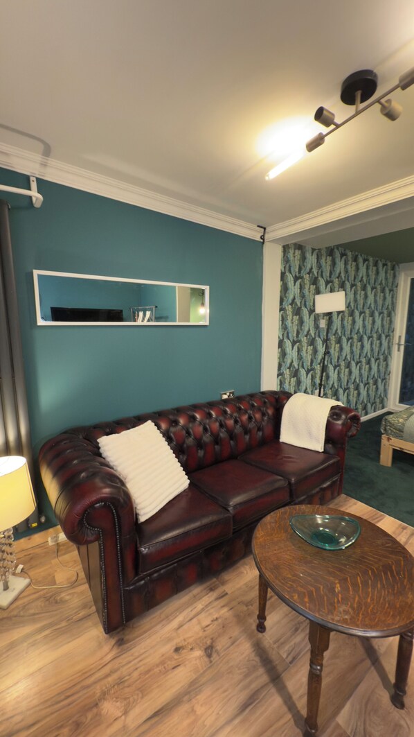 TV - Cozy studio with a private enterance and available parking space. (Cambridge)