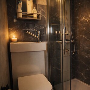 Hair dryer, towels, soap, toilet paper - Cambridge Garden Studio                  Private Entrance & Free Parking (Cambridge)