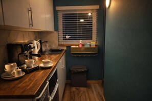 Microondas, parrilla de estufa, cafetera y tetera y tostadora 