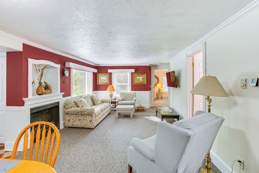 Relax Fireside! Frankfort Apt Near Dtwn & Beaches - Frankfort, MI