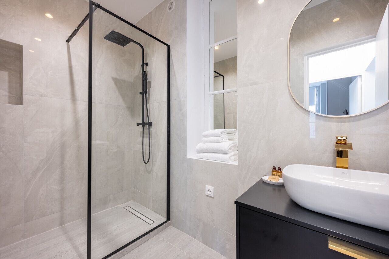 Sèche-cheveux, serviettes fournies