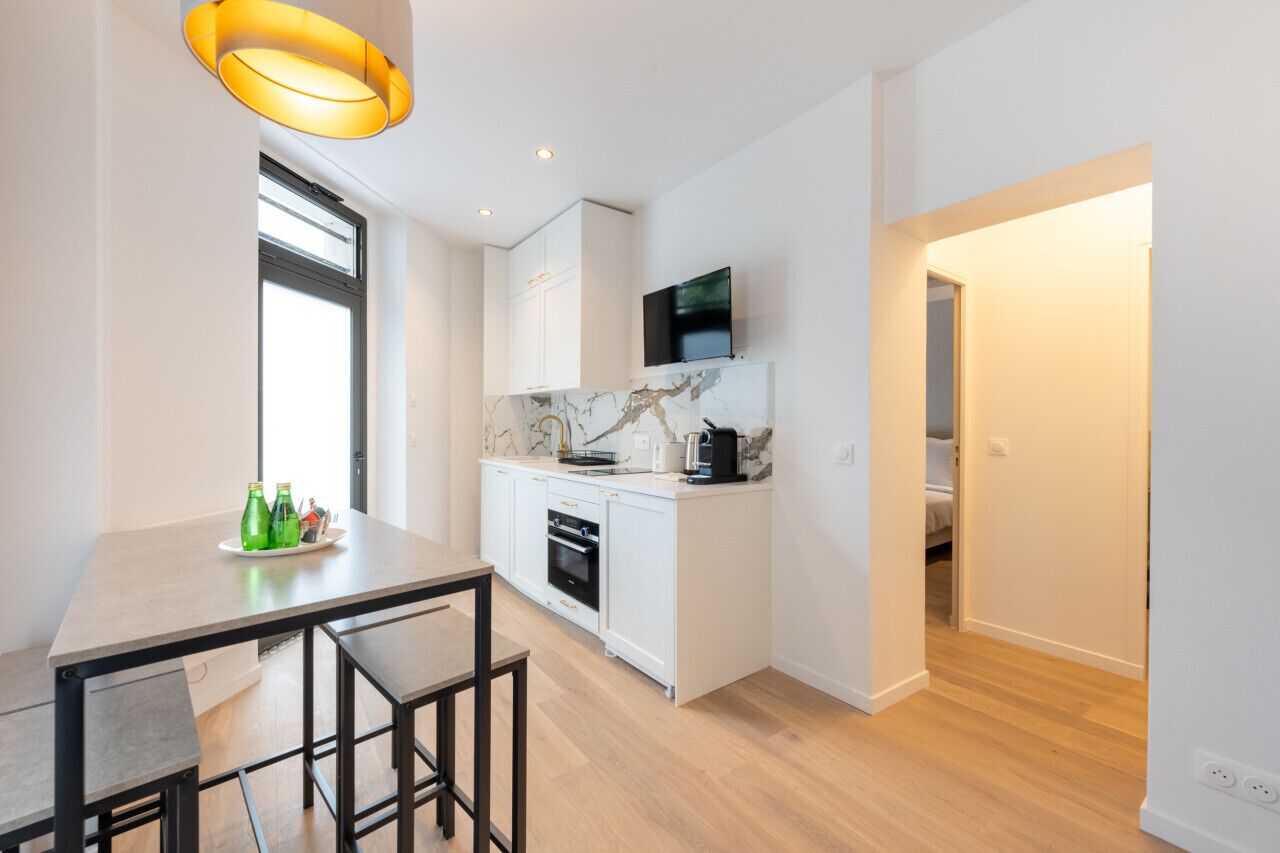 Een oven, een kookplaat, een vaatwasser