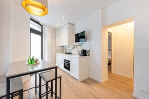 Four, plaque de cuisson, lave-vaisselle, cafetière/bouilloire