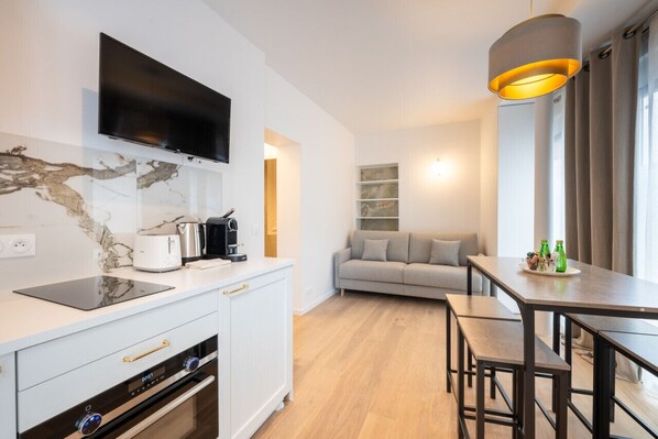 Four, plaque de cuisson, lave-vaisselle, cafetière/bouilloire