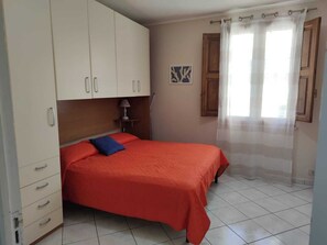 2 habitaciones, tabla de planchar con plancha y ropa de cama 