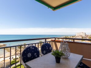 Outdoor dining - Nice apartment for 6 guests with WIFI, pool, TV and balcony (Cunit)