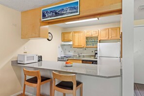 Refrigerador, microondas, parrilla de estufa y lavavajillas 