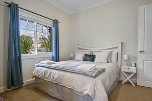 3 bedrooms, desk, iron/ironing board, travel crib - Hayes Corner Cottage - Short Drive to CBD, Private (North Wagga Wagga)