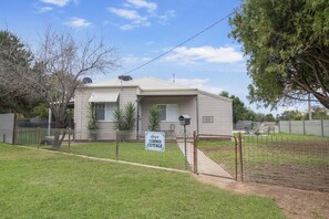 Exterior - Hayes Corner Cottage - Short Drive to CBD, Private (North Wagga Wagga)