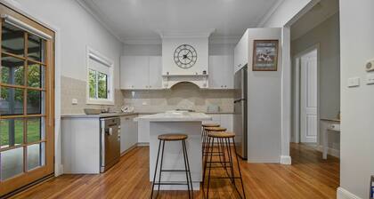 Hayes Corner Cottage - Short Drive to CBD, Private