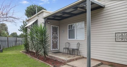 Hayes Corner Cottage - Short Drive to CBD, Private