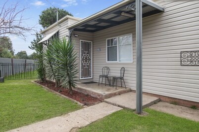 Hayes Corner Cottage - Short Drive to CBD, Private