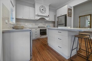 Fridge, microwave, oven, stovetop - Hayes Corner Cottage - Short Drive to CBD, Private (North Wagga Wagga)