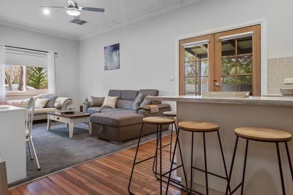 Hayes Corner Cottage | Short Drive to CBD, Private