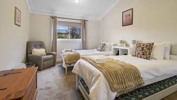 3 habitaciones, escritorio y tabla de planchar con plancha