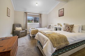 3 makuuhuonetta, työpöytä, silitysrauta/-lauta, vauvan matkasänky