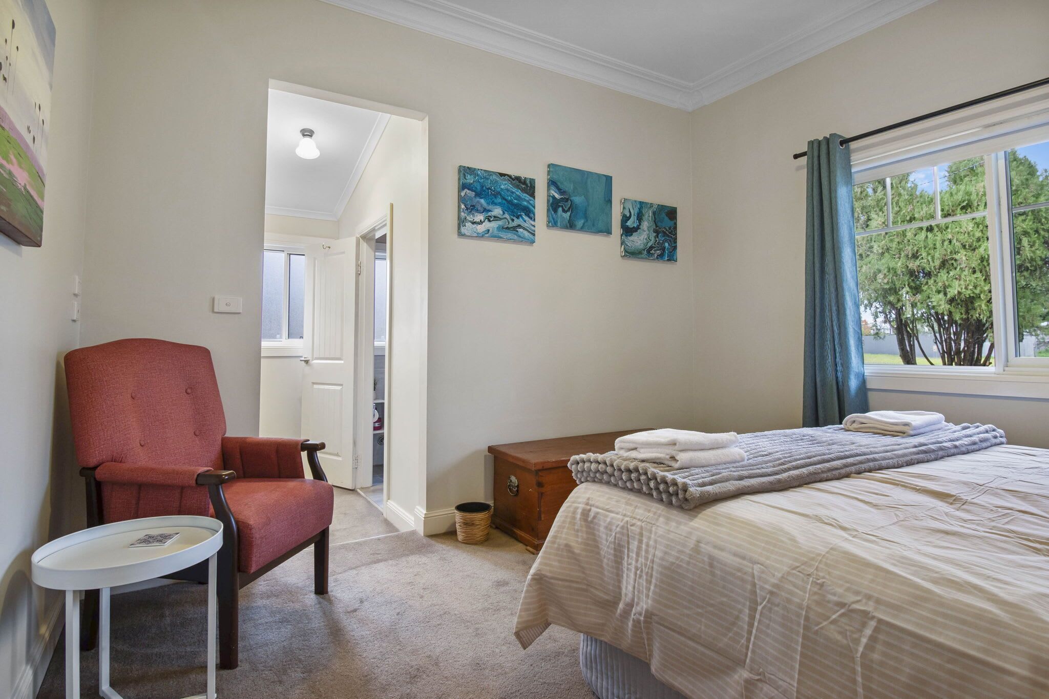 3 makuuhuonetta, työpöytä, silitysrauta/-lauta, vauvan matkasänky