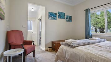 3 makuuhuonetta, työpöytä, silitysrauta/-lauta, vauvan matkasänky