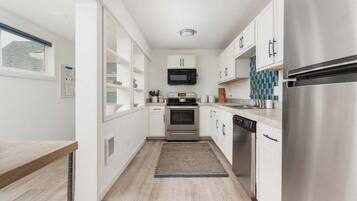 Coffee/tea maker, fridge, microwave, oven