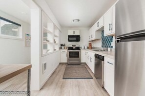 Kjøleskap, mikrobølgeovn, ovn og oppvaskmaskin