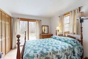 2 bedrooms, iron/ironing board, internet, bed sheets - Quaint home across from bike paths with large furnished deck, grill, & W/D (West Tisbury)