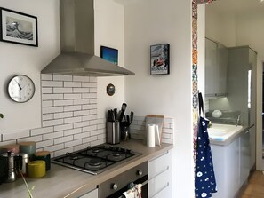 Kylskåp, mikrovågsugn, ugn och spishäll