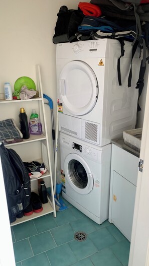 Interior - Comfortable beach apartment Maroubra (Maroubra)