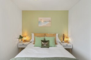 1 bedroom, iron/ironing board, WiFi, bed sheets - Stylish Home with Private Parking & Garden (Newquay)