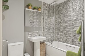 Douche, sèche-cheveux, serviettes fournies