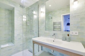 Douche, séchoir à cheveux