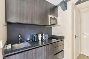 Refrigerador, microondas, parrilla de estufa y cafetera y tetera 