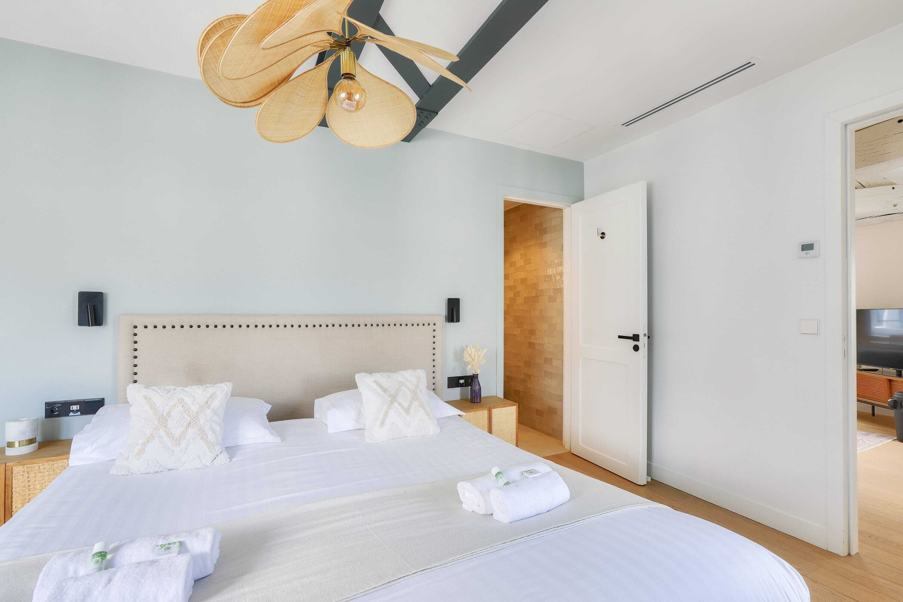 1 habitación, tabla de planchar con plancha, cuna de viaje y wifi 