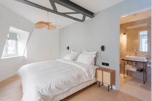 1 habitación, tabla de planchar con plancha, cuna de viaje y wifi 