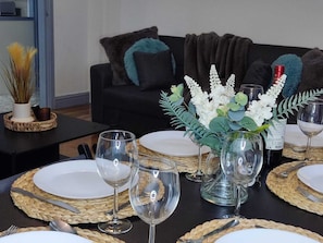 Interior - Comfortable 3-Bedroom Leeds Beach House - Ideal for Work Stays with Parking (Osmondthorpe)