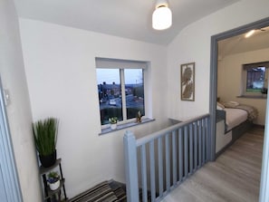 Interior - Comfortable 3-Bedroom Leeds Beach House - Ideal for Work Stays with Parking (Osmondthorpe)