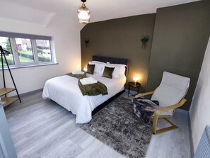 3 slaapkamers, een strijkplank/strijkijzer, wifi, beddengoed