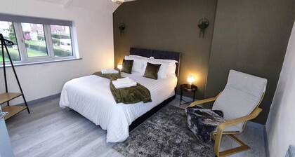 Comfortable 3-Bedroom Leeds Beach House - Ideal for Work Stays with Parking