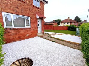 Exterior detail - Comfortable 3-Bedroom Leeds Beach House - Ideal for Work Stays with Parking (Osmondthorpe)