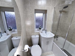Toallas, jabón, shampoo, papel de baño