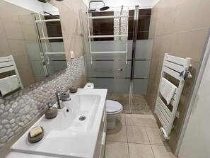 Bruser, miljøvenlige toiletartikler, hårtørrer, håndklæder