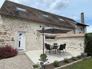 Outdoor dining - Moderne, Confortable, Décoré Avec Soin, Gîte à Bouafles, en Haute-normandie (Bouafles)